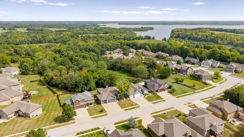 2000 NE 197th Ct, Smithville, MO 64089
