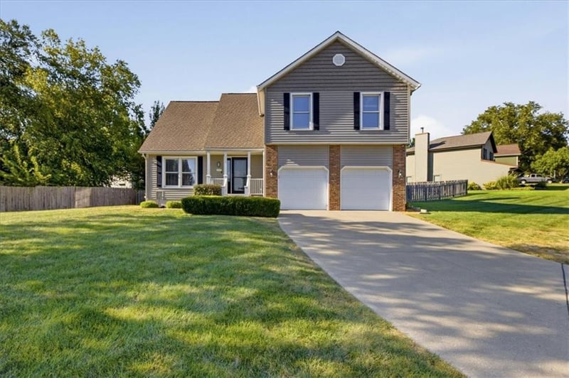 10232 Tracy Ave, Kansas City, MO 64155