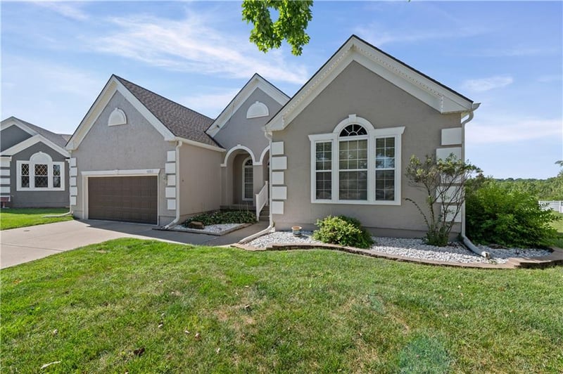 9202 N Charlotte Ct, Kansas City, MO 64155