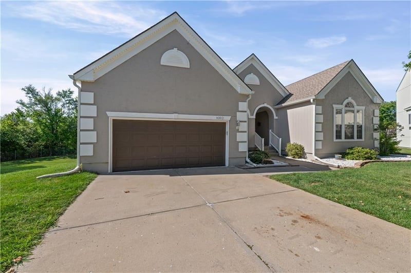 9202 N Charlotte Ct, Kansas City, MO 64155