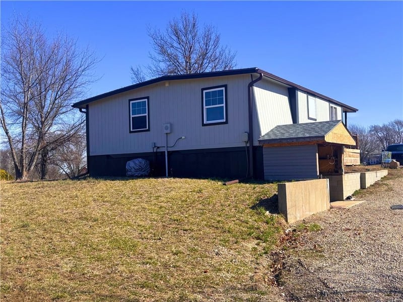 8497 Mockingbird Ln, Ozawkie, KS 66070