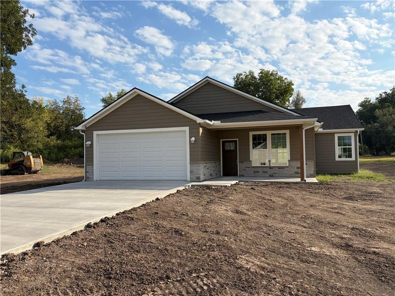 102 W 4th St, Creighton, MO 64739