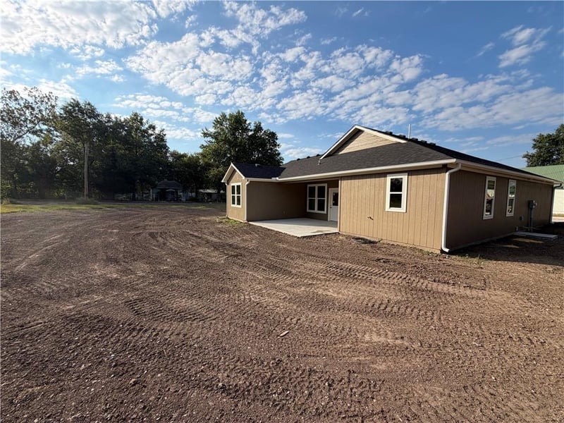 102 W 4th St, Creighton, MO 64739