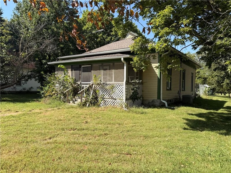 437 Whiting St, Whiting, KS 66552