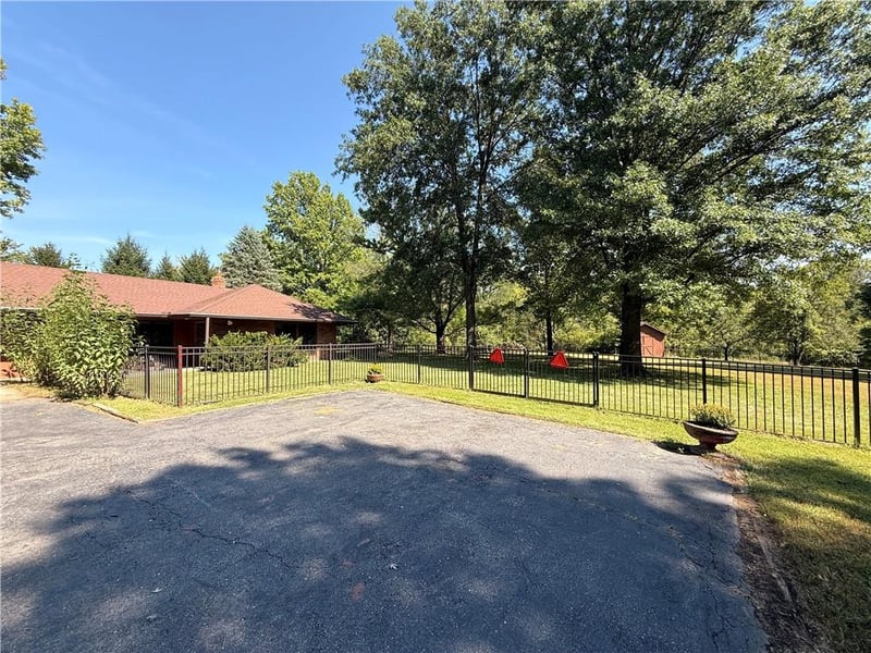 13619 Clementine Rd, Smithville, MO 64089
