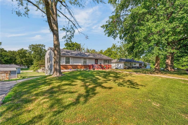 1004 NE 60th St, Gladstone, MO 64118