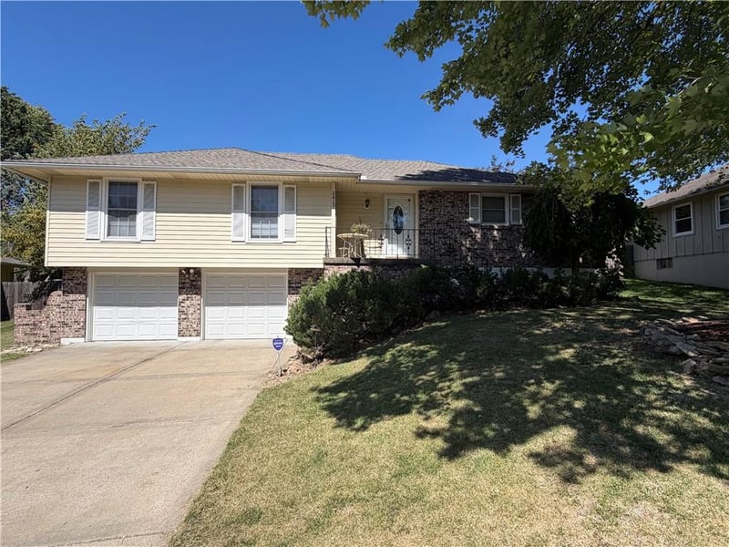 2413 Paris Dr, Blue Springs, MO 64015