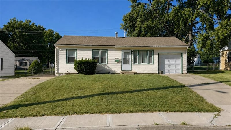 17000 E Sailsbury Rd, Independence, MO 64056