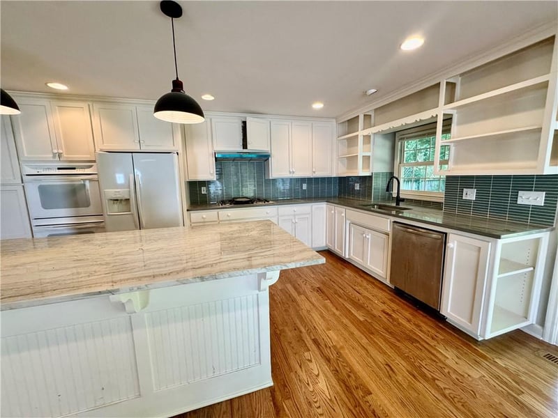 818 East St, Parkville, MO 64152