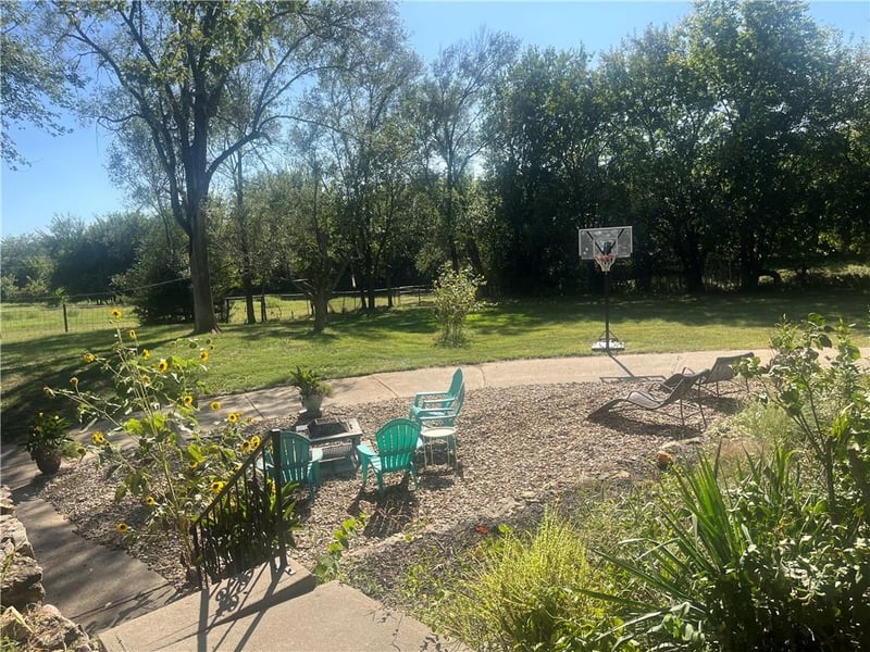 20269 Mclouth Rd, Tonganoxie, KS 66086
