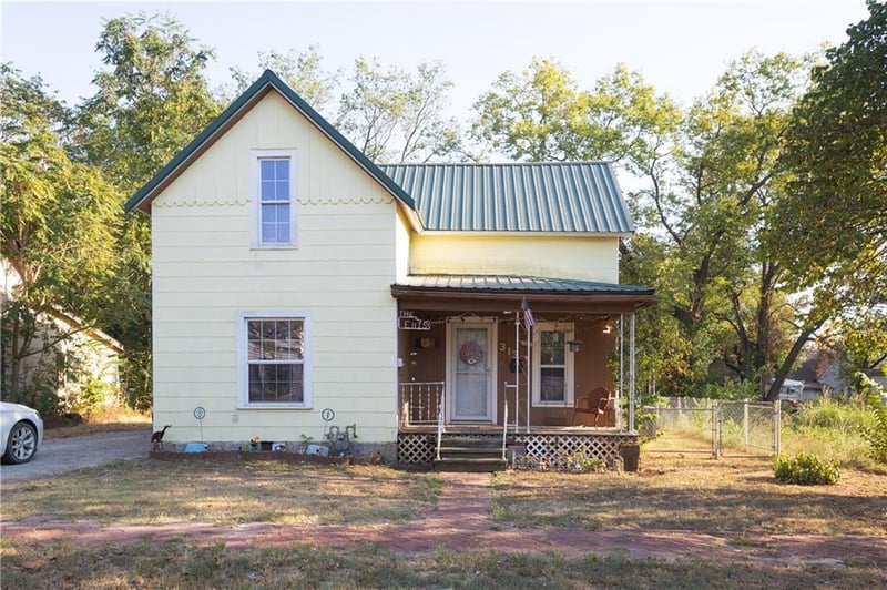 313 W 2nd St, Cherryvale, KS 67335
