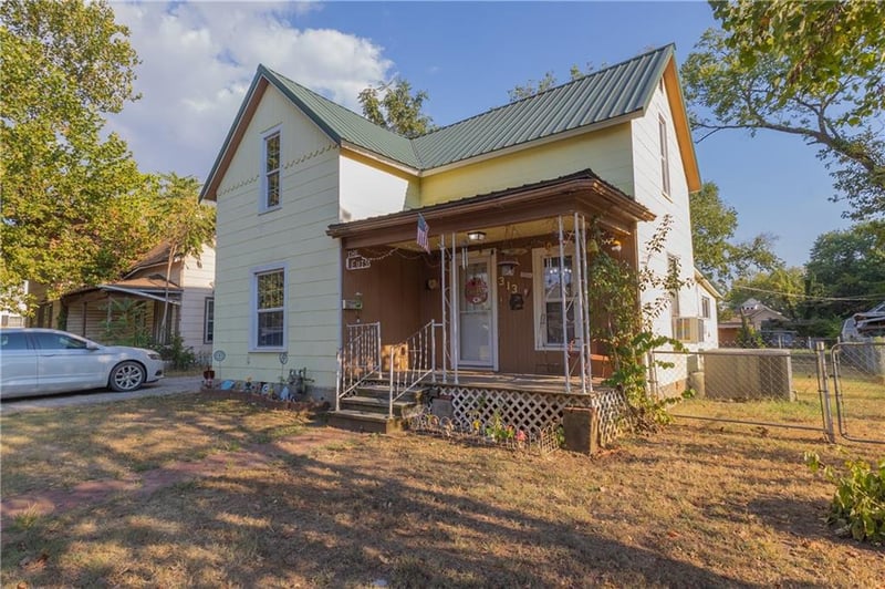 313 W 2nd St, Cherryvale, KS 67335
