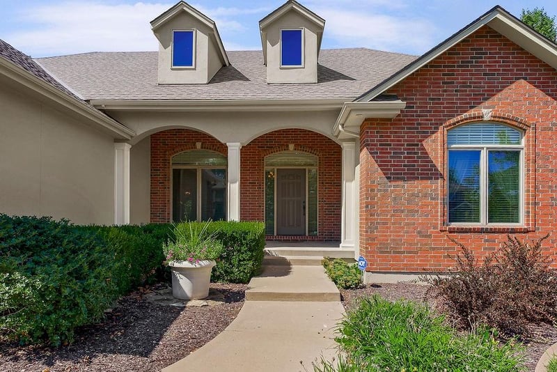 1600 Hedgewood Ln, Lee's Summit, MO 64081