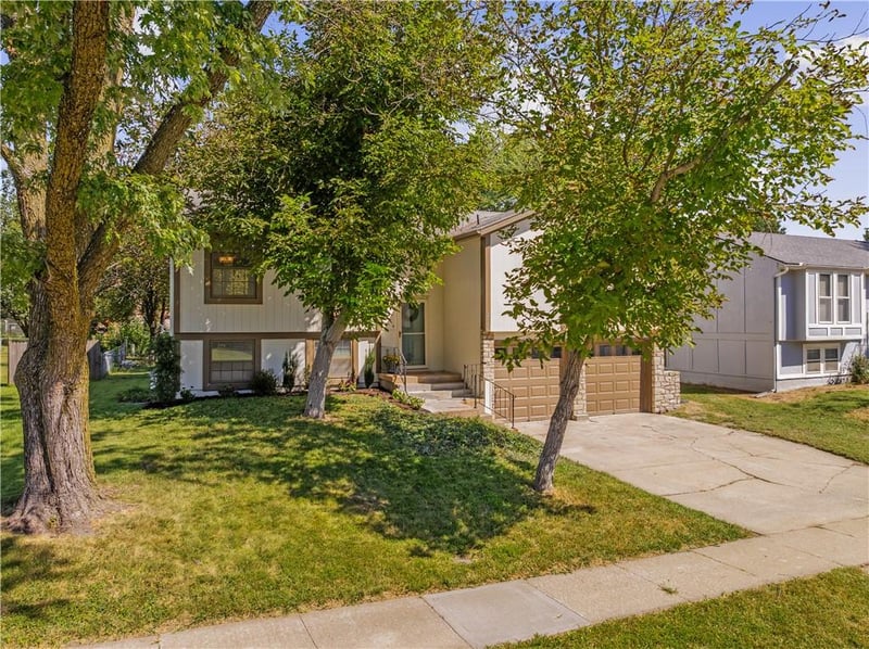 2116 E Mohawk Dr, Olathe, KS 66062