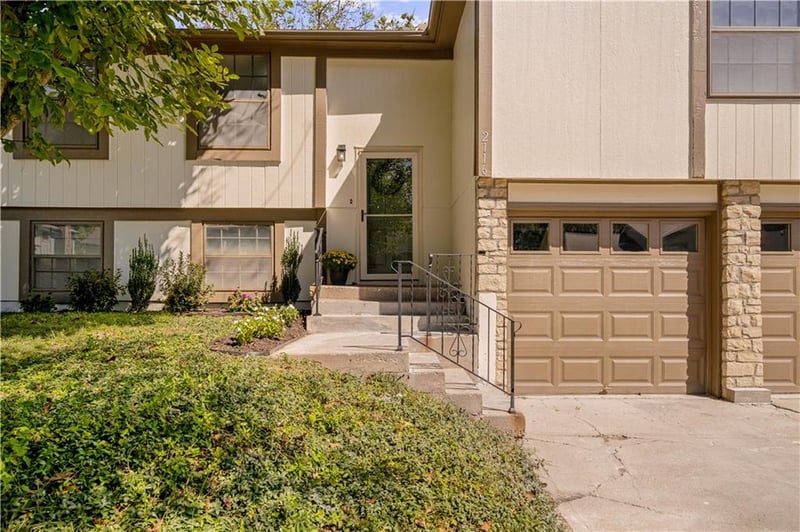 2116 E Mohawk Dr, Olathe, KS 66062