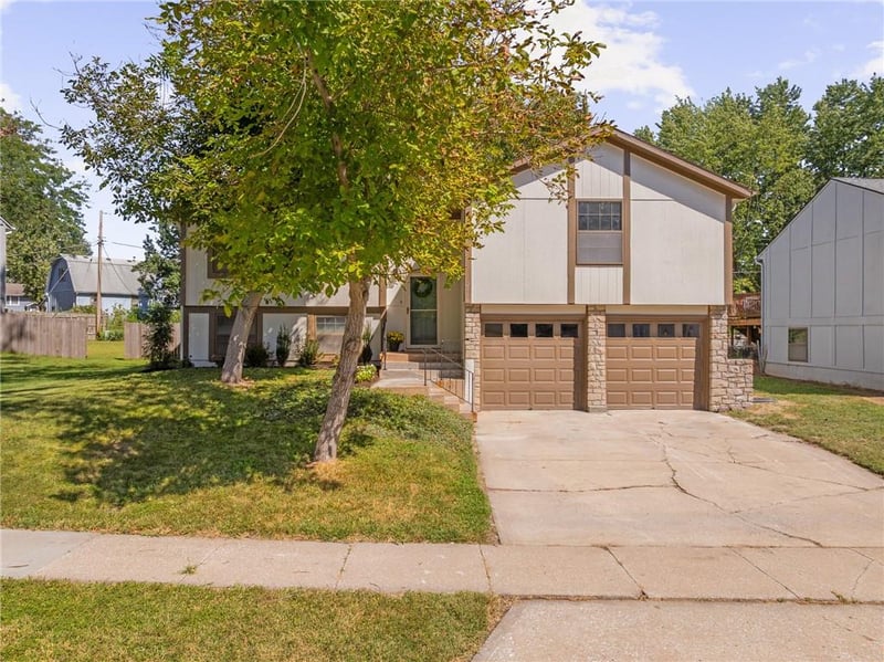 2116 E Mohawk Dr, Olathe, KS 66062