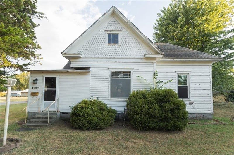 1027 E 6th St, Cherryvale, KS 67335