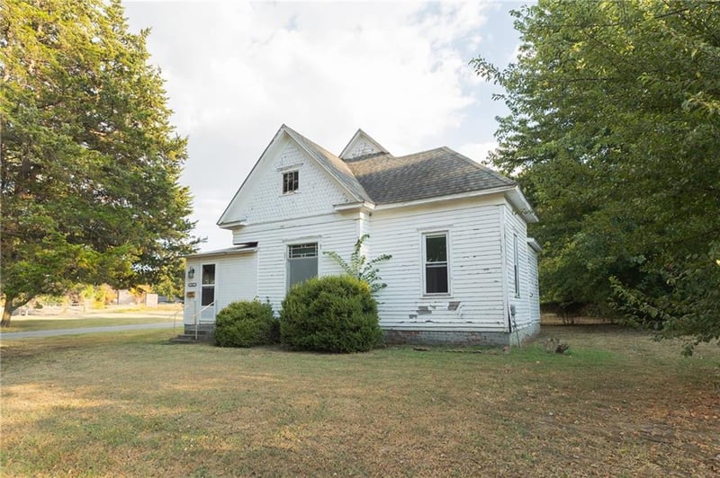1027 E 6th St, Cherryvale, KS 67335