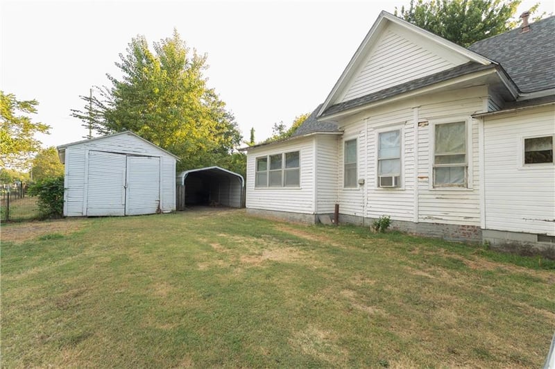 1027 E 6th St, Cherryvale, KS 67335
