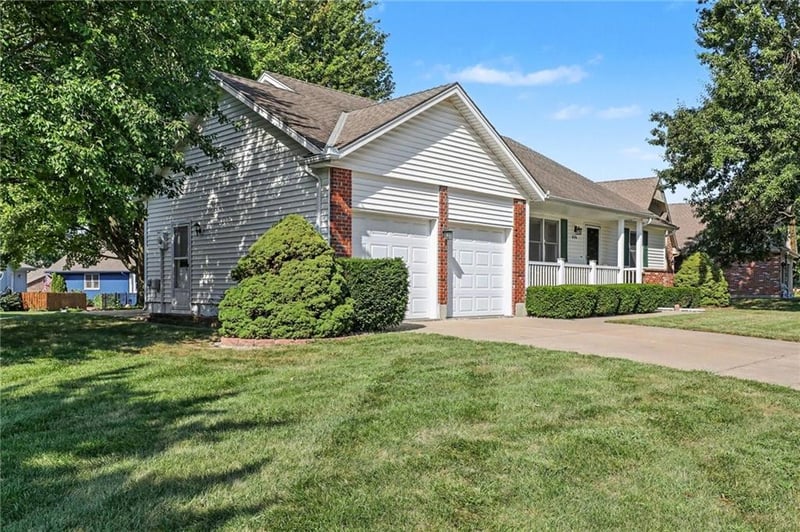 616 SW Hoke Ln, Lee's Summit, MO 64081