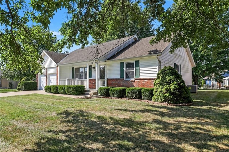 616 SW Hoke Ln, Lee's Summit, MO 64081