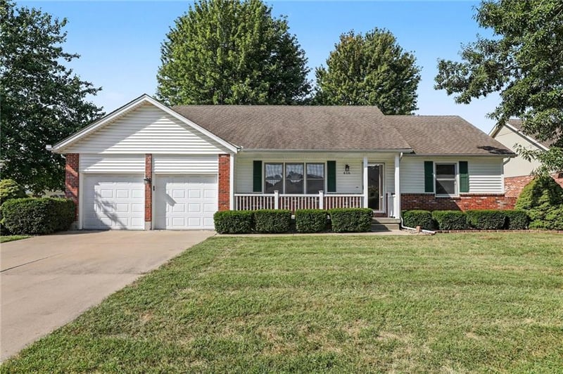 616 SW Hoke Ln, Lee's Summit, MO 64081