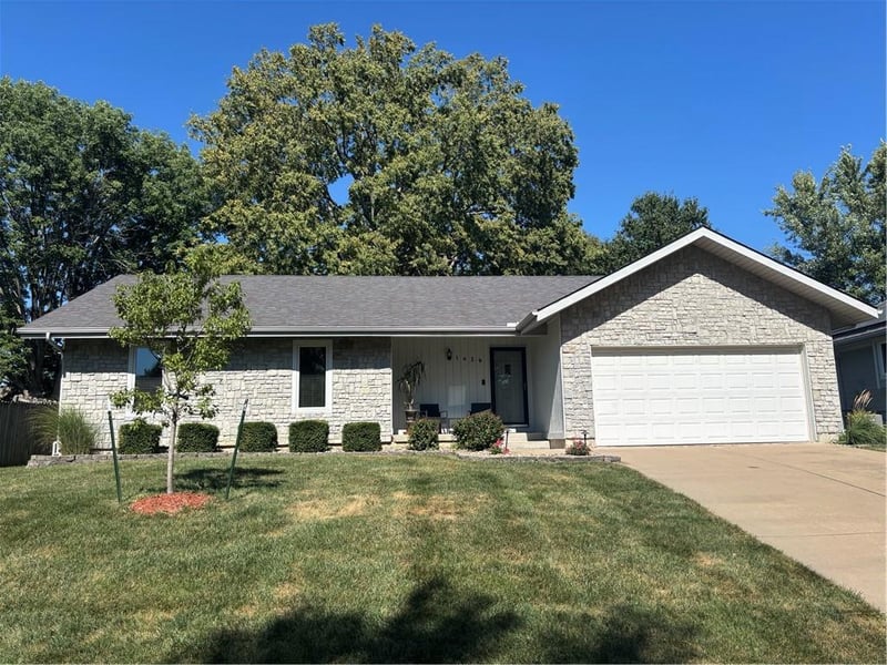 1628 NE Westwind Dr, Lee's Summit, MO 64086