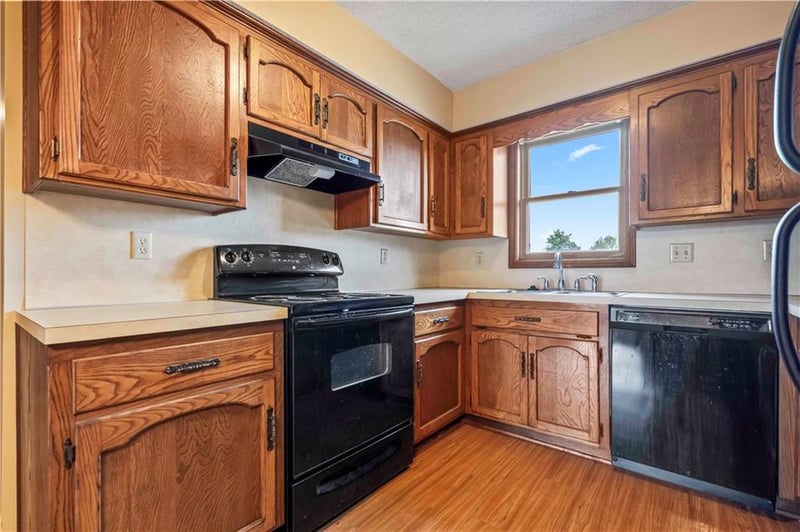 1104 Jeff Cir, Paola, KS 66071