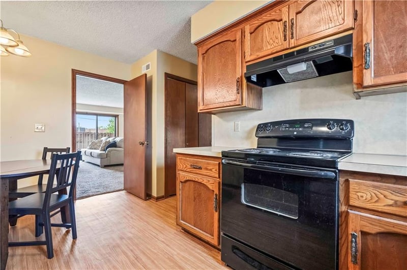 1104 Jeff Cir, Paola, KS 66071