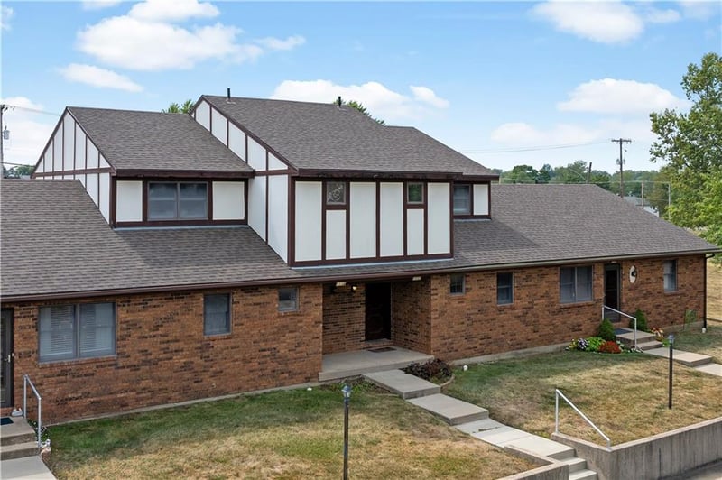 1104 Jeff Cir, Paola, KS 66071