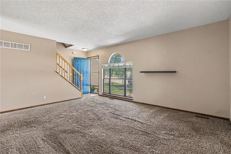 216 Stonebridge Ln, Smithville, MO 64089