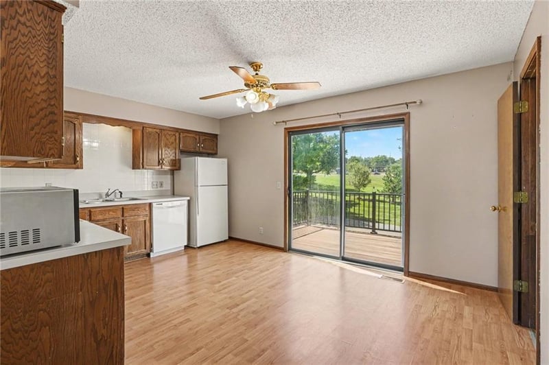 216 Stonebridge Ln, Smithville, MO 64089