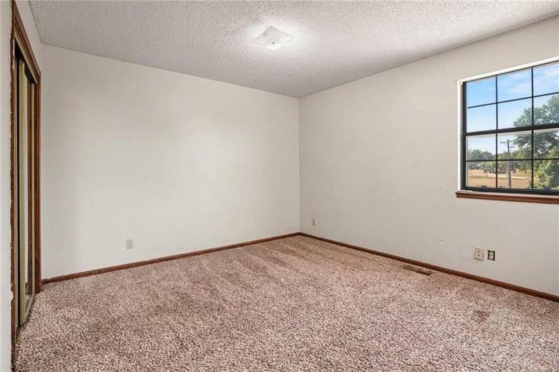 216 Stonebridge Ln, Smithville, MO 64089