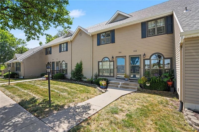 216 Stonebridge Ln, Smithville, MO 64089