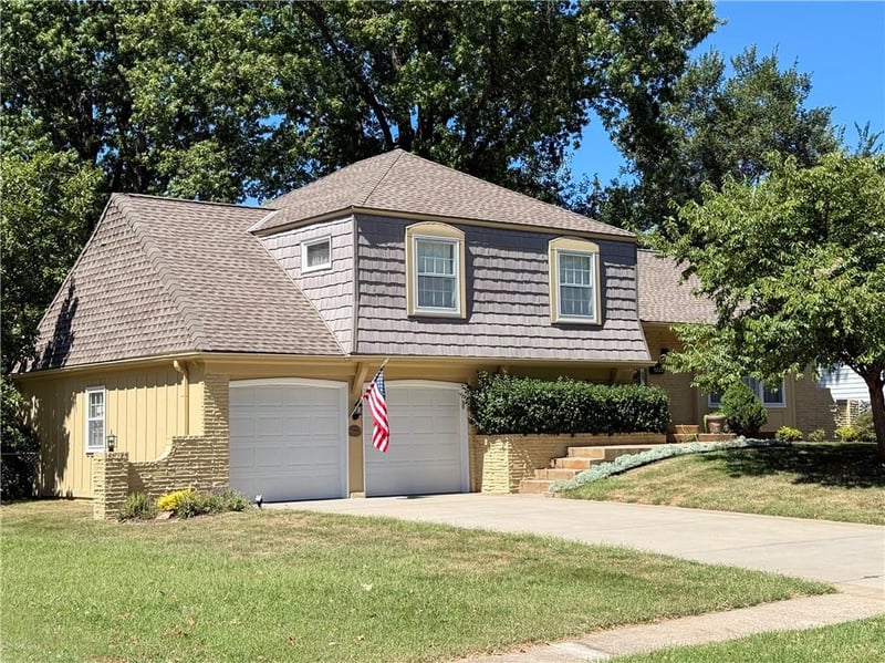 9220 Dearborn St, Overland Park, KS 66207