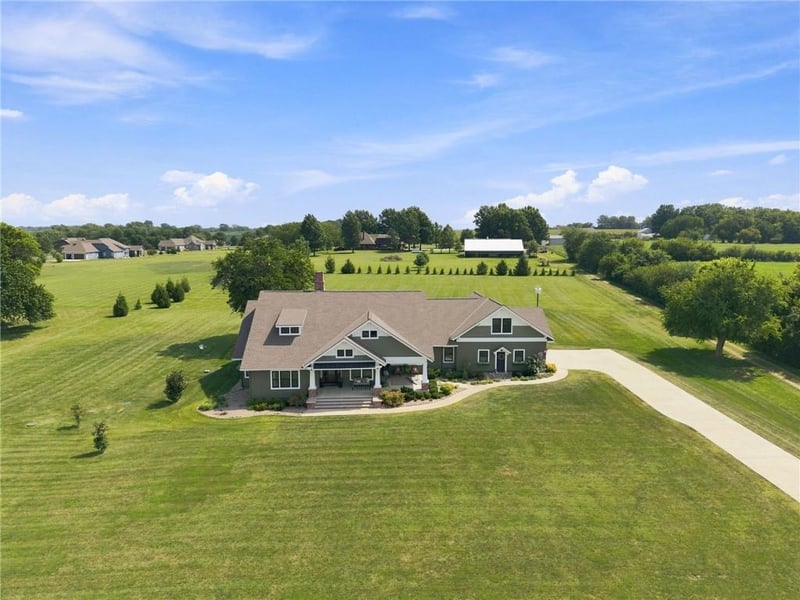 13515 Claire Ct, Lake Lotawana, MO 64034