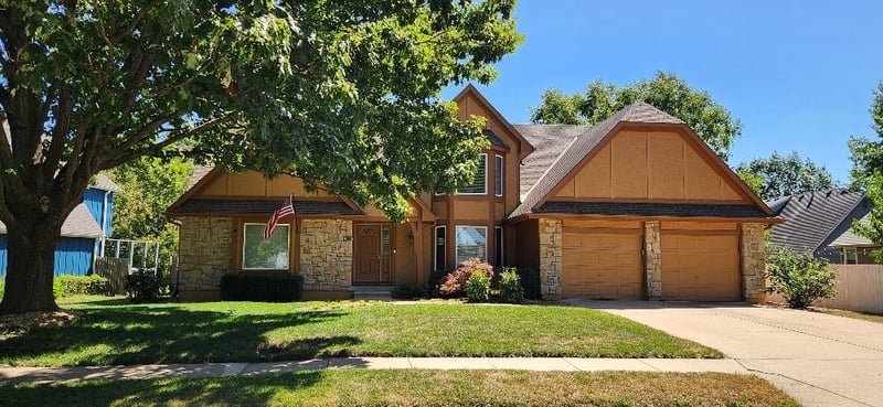 1013 SE Greenridge Dr, Lee's Summit, MO 64081