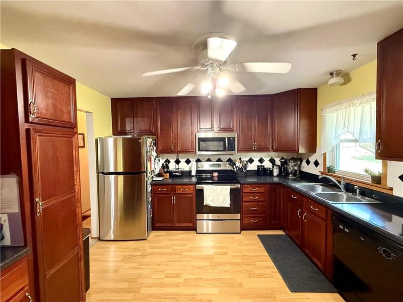 1229 Crestview Dr, Maryville, MO 64468