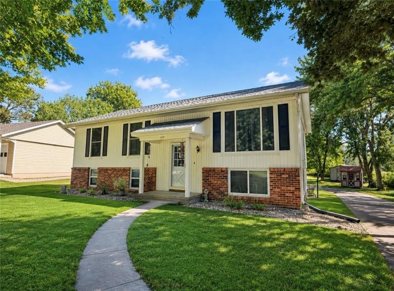 1229 Crestview Dr, Maryville, MO 64468