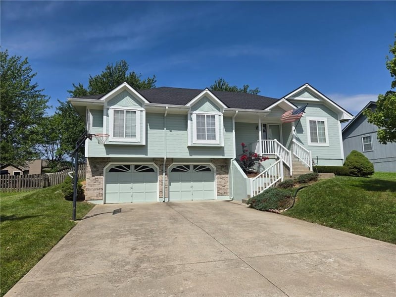 1534 NE Stonewood Dr, Lee's Summit, MO 64086