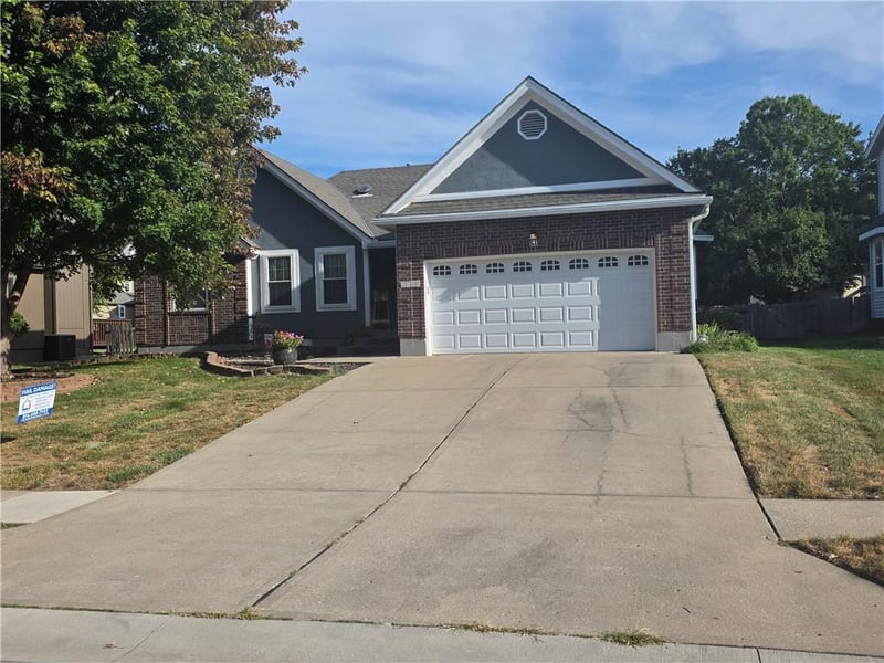2724 SE Nottingham Dr, Lee's Summit, MO 64063