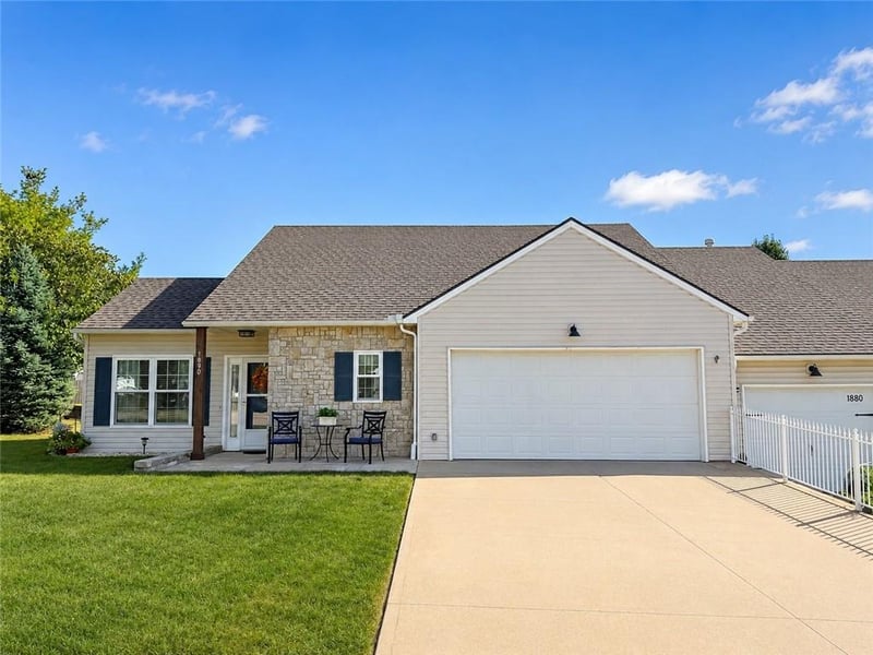 1890 Fall Creek Dr, Tonganoxie, KS 66086