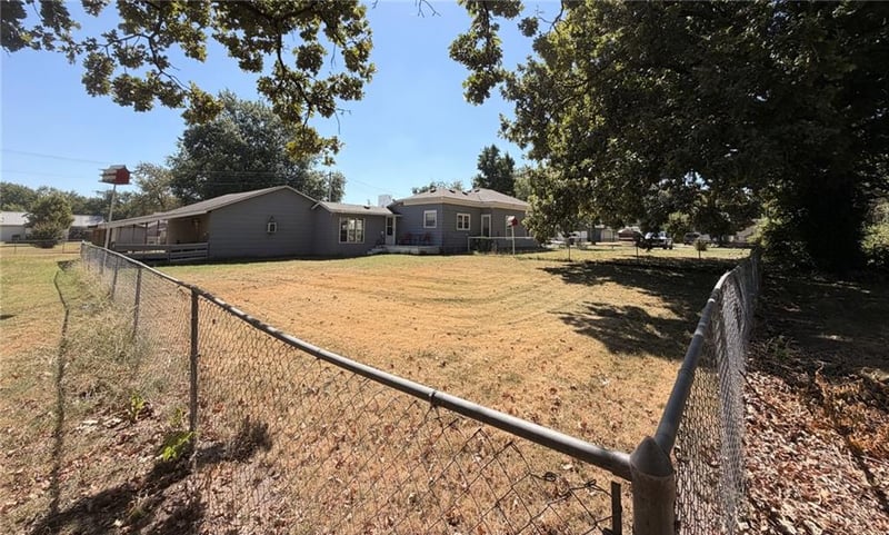 204 E Maple St, Girard, KS 66743