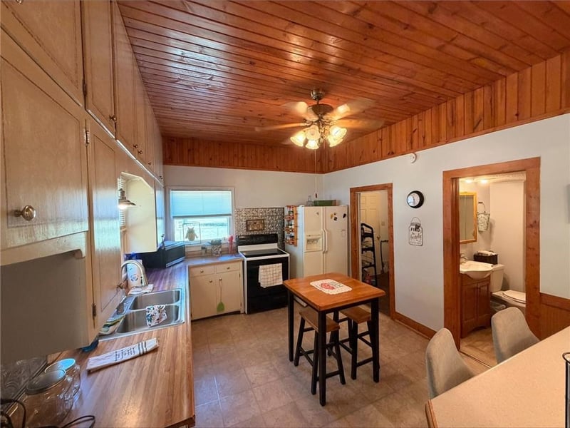 204 E Maple St, Girard, KS 66743