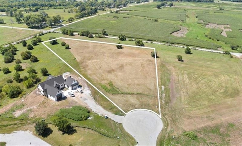 21350 Deer Ridge Dr, Spring Hill, KS 66083