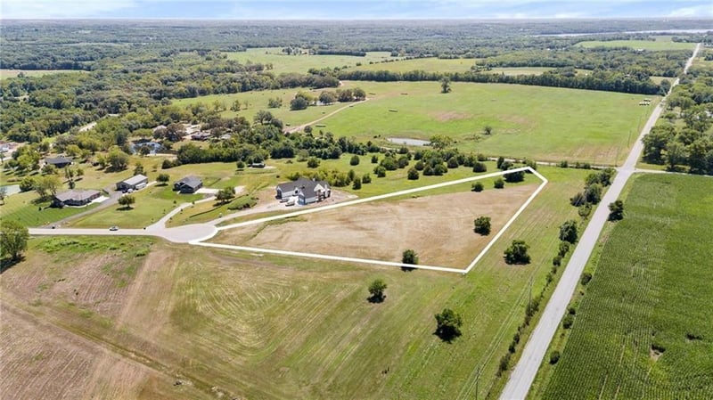 21350 Deer Ridge Dr, Spring Hill, KS 66083