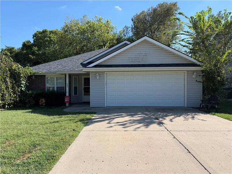 603 Creek Ridge Dr, Grain Valley, MO 64029