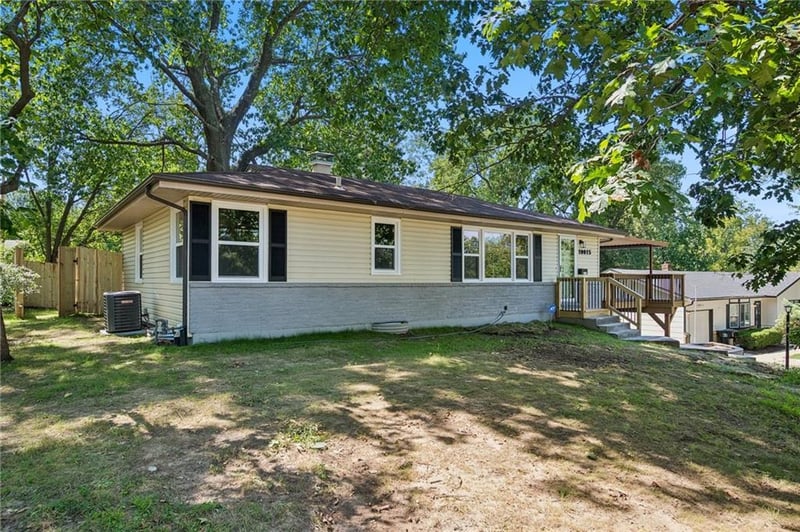 10015 E 31st St, Independence, MO 64052