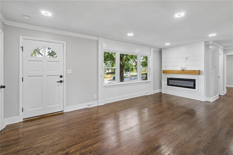 10015 E 31st St, Independence, MO 64052