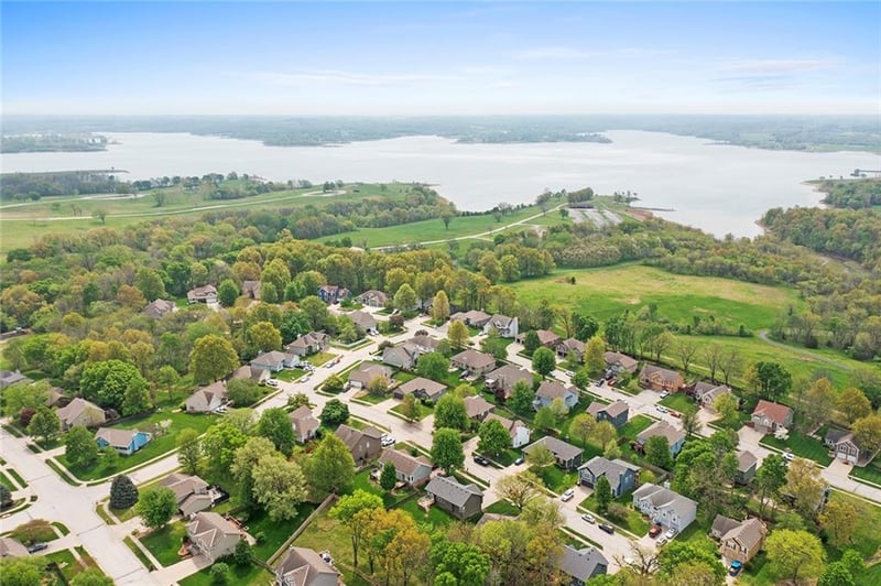 207 Lakeview Dr, Smithville, MO 64089